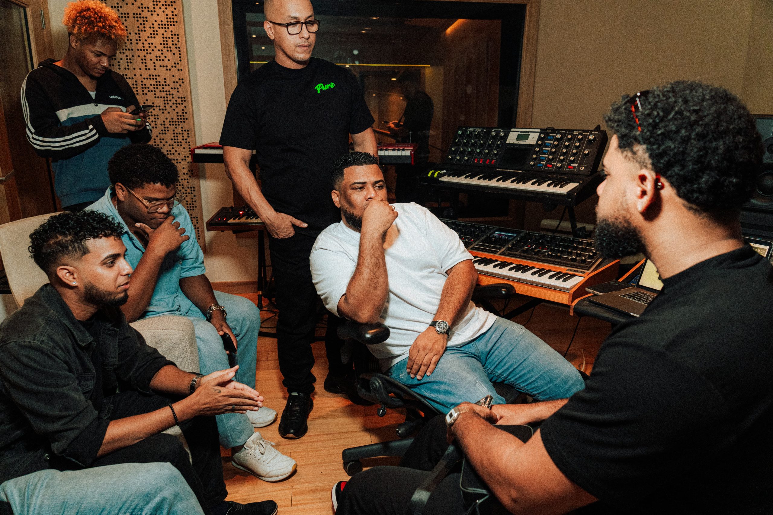 Sesión de trabajo musical en estudio de grabación en República Dominicana