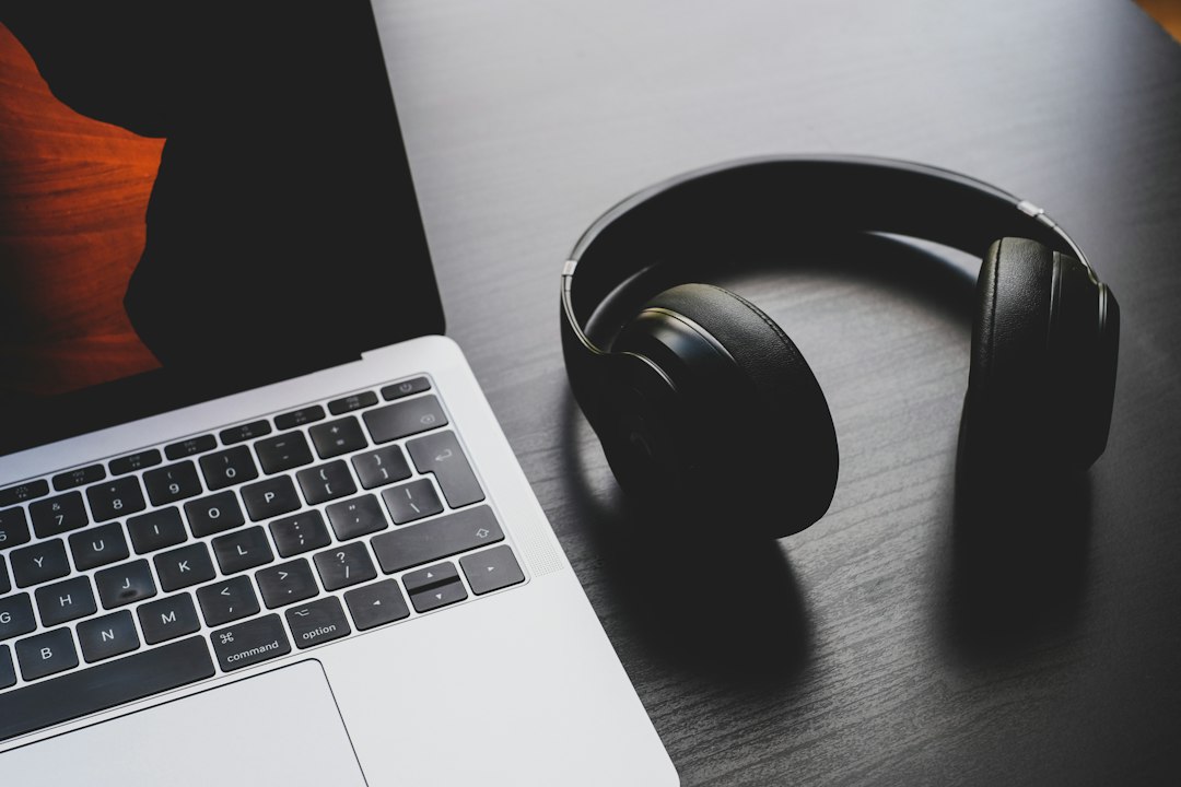 Audífonos y laptop para producción y distribución musical